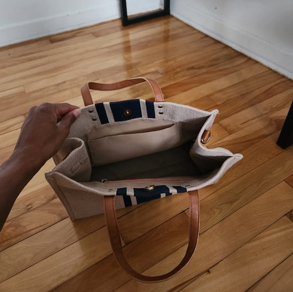 Casual Handbag - Picture 3 of 4